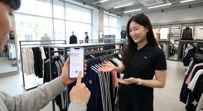 カフェで「츄리닝」という単語を学習している女性